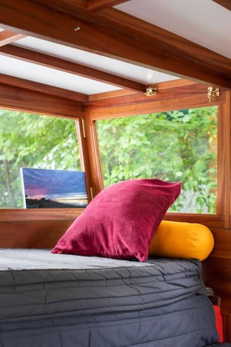 Slash Arts Houseboat On Secluded Mooring In * London